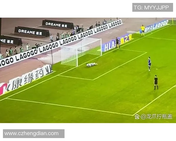 足球场惊现球星扒裤子事件引发全场轰动球迷热议背后真相揭秘